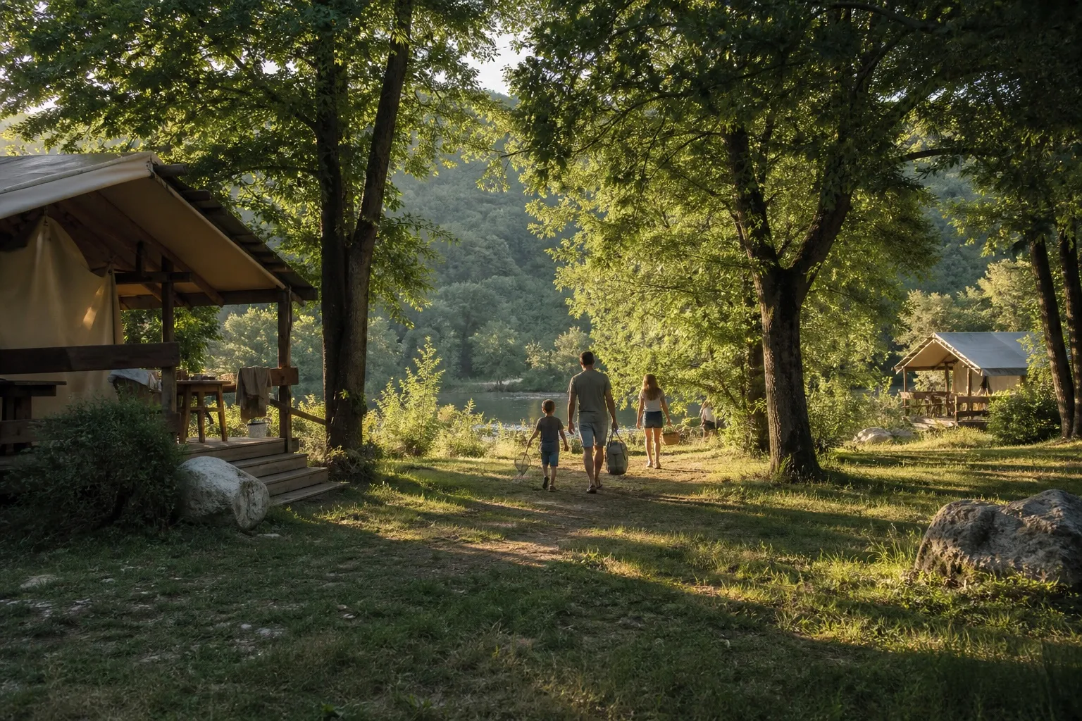 Une rivière naturelle bordée d’arbres près d’un camping